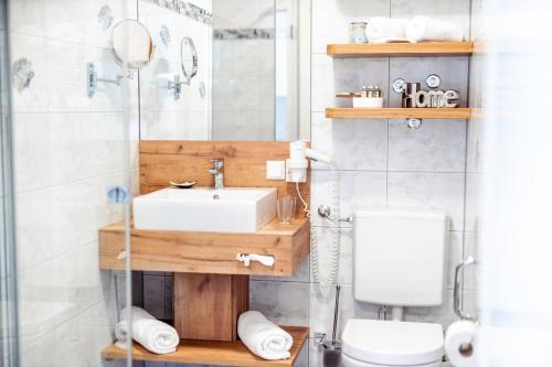 a bathroom with a sink and a toilet at Kärnten Apartment Turnersee in Sankt Kanzian