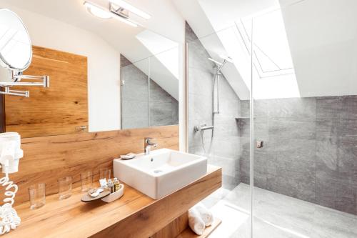 a bathroom with a sink and a shower at Kärnten Apartment Turnersee in Sankt Kanzian