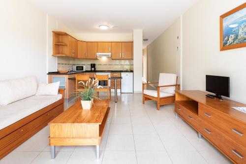 a living room with a couch and a table at Residencial El Llano in Valle Gran Rey