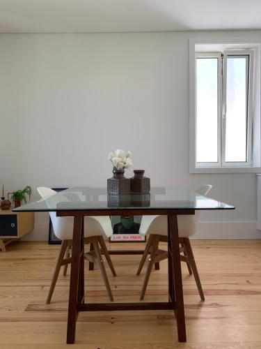 una mesa con una tapa de cristal en una habitación en Guest House Arca d´'Água, en Oporto
