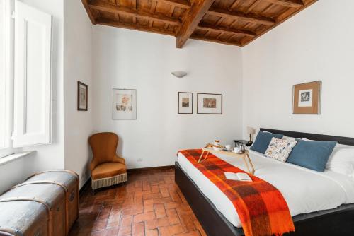 Un pat sau paturi într-o cameră la Domus Quiritum Charming, Appartamento d'Epoca a Campo de' Fiori