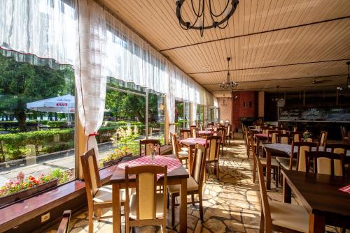 Restaurant o un lloc per menjar a Ośrodek Wypoczynkowy Dolomity