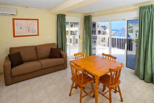 
a living room filled with furniture and a table at Apartamentos Avenida in Benidorm

