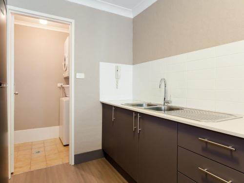 Bilik mandi di Bay Parklands, 34 2 Gowrie Avenue - Air con, Wifi, Views, Pool, Spa & Tennis Court