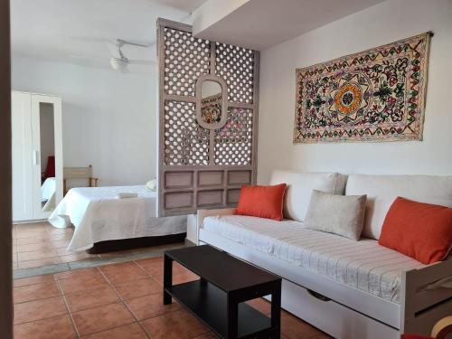 ein Wohnzimmer mit einem Sofa und einem Bett in der Unterkunft Las Negras CENTRO. Al lado del mar. Con dos terrazas in Las Negras