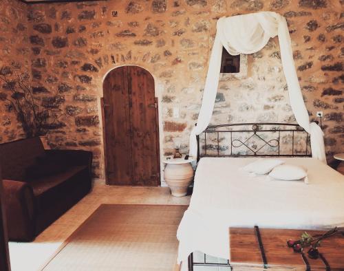 a bedroom with a bed with an archway in the wall at Kamares Stone House 5 in Álika