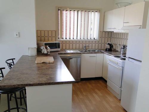 A kitchen or kitchenette at 3/4 Victor Parade - great townhouse & walk to the beach