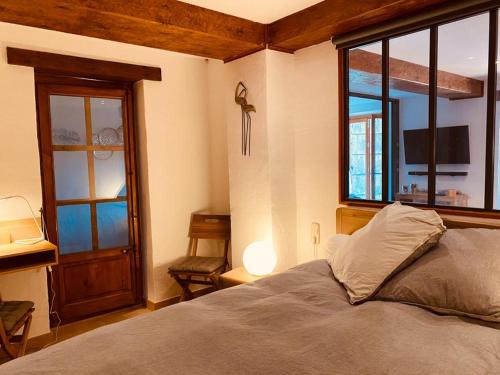 PROBER-INCLES في سولديو: غرفة نوم بسرير ونافذة كبيرة