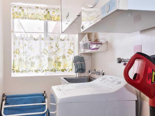 ショール・ベイにあるAdriana 3 unit with a backyardのキッチン(洗濯機付)、窓が備わります。