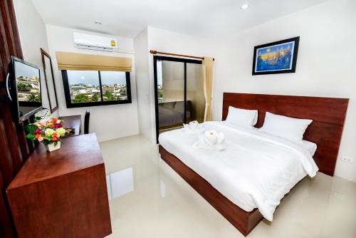 Ένα ή περισσότερα κρεβάτια σε δωμάτιο στο The Topaz Residence Phuket Town
