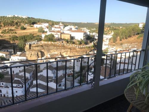 - Balcón con vistas a la ciudad en Casa Rural Balcones de Setenil, en Setenil