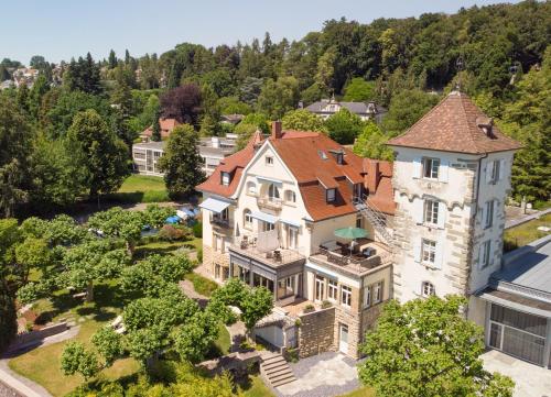 eine Luftansicht eines großen Herrenhauses mit Bäumen in der Unterkunft Bad Hotel Überlingen in Überlingen