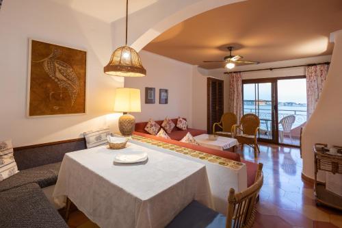 ein Wohnzimmer mit einem Tisch und einem Sofa in der Unterkunft Aldea 2 Cala Fornells in Paguera