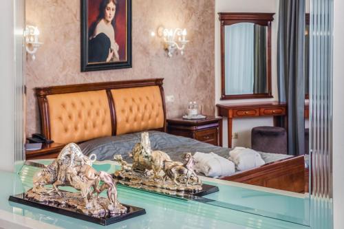 - une chambre avec un lit et une table en verre dans l'établissement Hotel Kyiv, à Kiev
