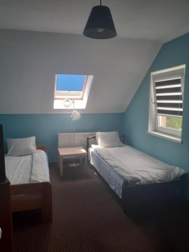 庫多瓦－茲德魯伊的住宿－Apartament 107 B, Noclegi pod dobrym Aniolem，蓝色的客房设有两张床和窗户。