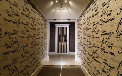 a hallway with a wall with writing on it at LE RÊVE DE NAIM Roma in Rome