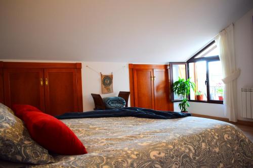 ein Schlafzimmer mit einem großen Bett und einem Fenster in der Unterkunft El Ático de La Casa Viva in Vélez-Blanco