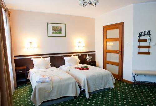 Una cama o camas en una habitación de Hotel i Restauracja "Pod Orłem"