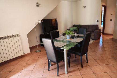 une salle à manger avec une table et des chaises noires dans l'établissement Villa Mercedes, à Rome