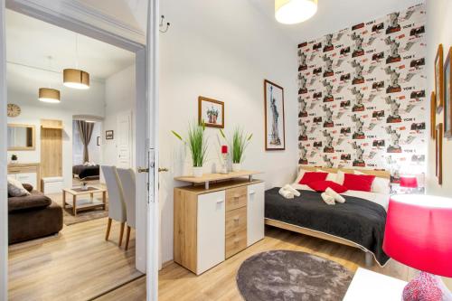 ブダペストにあるStandard Apartment by Hi5 - Weiner Leoのベッドルーム1室(ベッド1台付)、リビングルームが備わります。