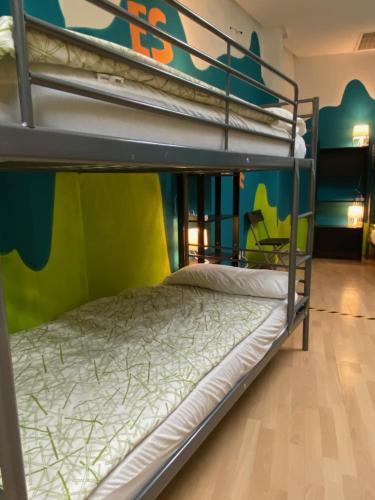 マドリードにあるBed Madridのベッドルーム1室(二段ベッド2組付)