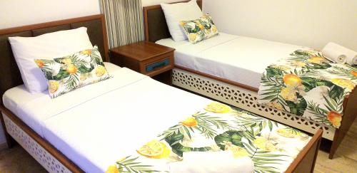 two beds in a hotel room with two bedsskirts at Nehir Dalyan Boutique Otel in Ortaca