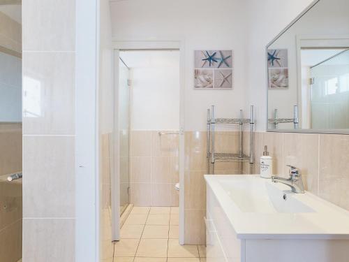 Ένα μπάνιο στο Casa Martins Absolute Waterfront House