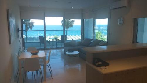 Horizon Luxury Suite at Finikoudes Beach 302