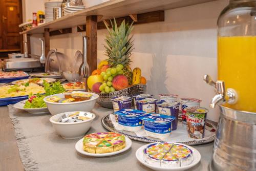 a buffet of food and drinks on a kitchen counter at Ubytování u BÍLÉ PANÍ in Český Krumlov