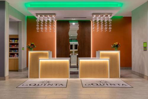 a dining room with chairs and a green ceiling at La Quinta by Wyndham Altoona Des Moines in Altoona