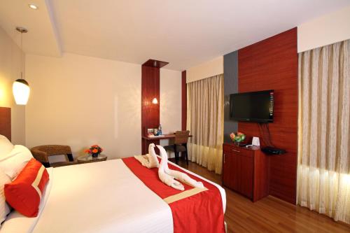 una habitación de hotel con una cama con un animal de peluche. en Octave Hotel & Spa - Sarjapur Road, en Bangalore