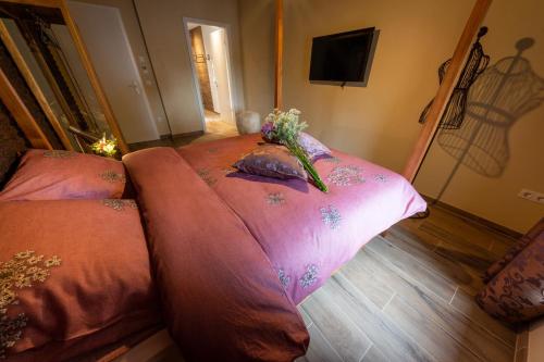 a bedroom with two beds with flowers on them at Green & Breakfast Le Luxembourg in Niederpallen