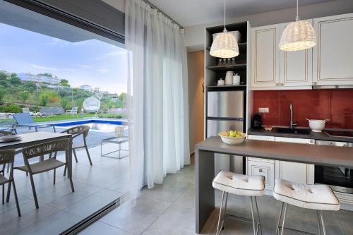 Η κουζίνα ή μικρή κουζίνα στο Soleado Luxury Villas