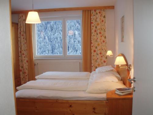 2 camas en una habitación con ventana en Ferienwohnung Kerschbaumer, en Rangersdorf