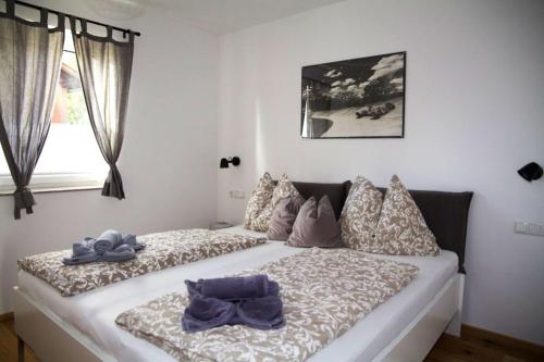 a bedroom with two beds with towels on them at Appartement HANNE in Saalfelden am Steinernen Meer