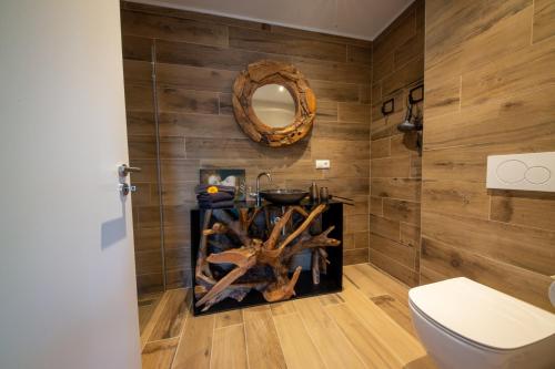 ein Badezimmer mit einem Waschbecken, einem WC und einem Spiegel in der Unterkunft Green & Breakfast in Niederpallen