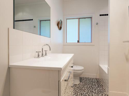 ein weißes Badezimmer mit Waschbecken und Toilette in der Unterkunft Dutchies Haven, 11 Christmas Bush Ave - Pet friendly, large enclosed yard, air con and Wi-Fi in Nelson Bay