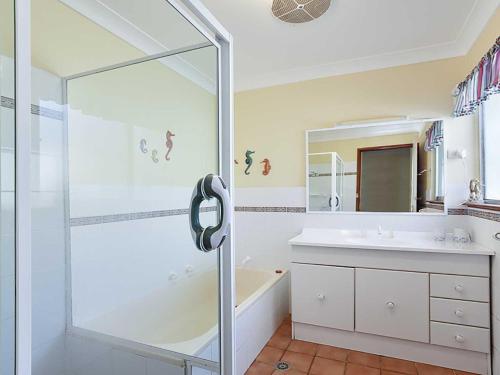 Koupelna v ubytování Evans Retreat cottage across the road from Sandy Point Beach