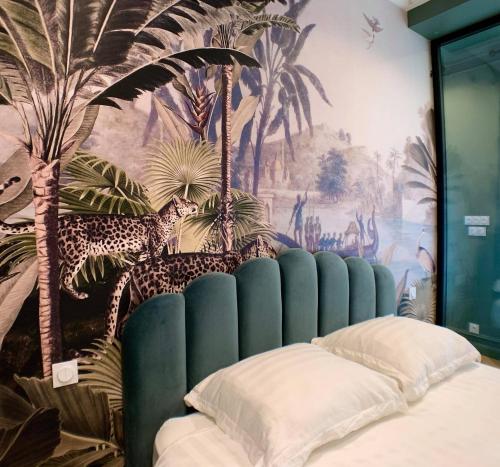 a bedroom with a wall mural with a bed at Appartement l'émeraude à Saint Malo Intra-Muros in Saint Malo