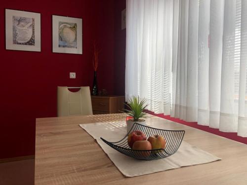 モイストラナにあるApartma Kredaの客室内のテーブルに置いたフルーツボウル