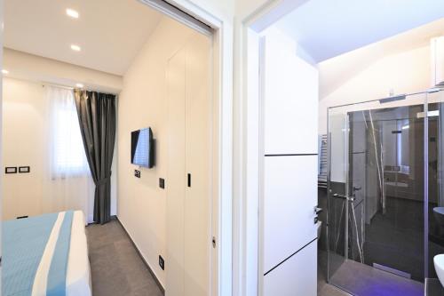 um quarto com uma porta de vidro deslizante para um chuveiro em Amalfi Blu Retreat em Amalfi