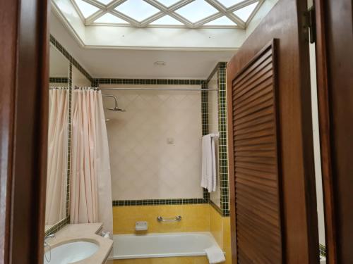 y baño con bañera, lavabo y aseo. en Hotel Urgeirica, en Nelas