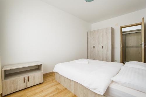 Sunny View 2 Bedroom Central Apartment tesisinde bir odada yatak veya yataklar