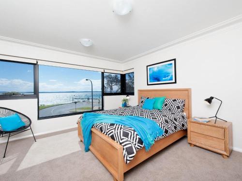 Giường trong phòng chung tại Florentine 6 stunning unit with sensational views