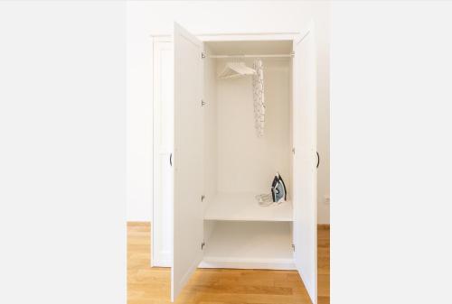 Pokój z białą szafą z półką w obiekcie Elegante Auszeit l LF35 w Wiedniu