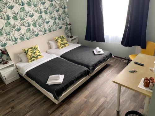 A bed or beds in a room at Hotel Capitol Zentrum - 24h -