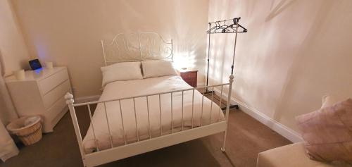En eller flere senge i et værelse på Grace Apartments - Living Waters 2