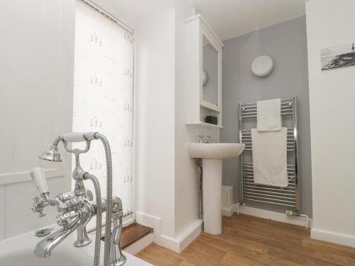 Et badeværelse på Spring Rose Cottage