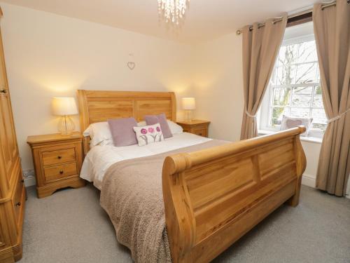 Un pat sau paturi într-o cameră la Holly Tree Cottage