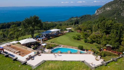 コステルマーノにあるGolf Cà Degli Uliviのプールと海を望むリゾートの空からの景色を望めます。